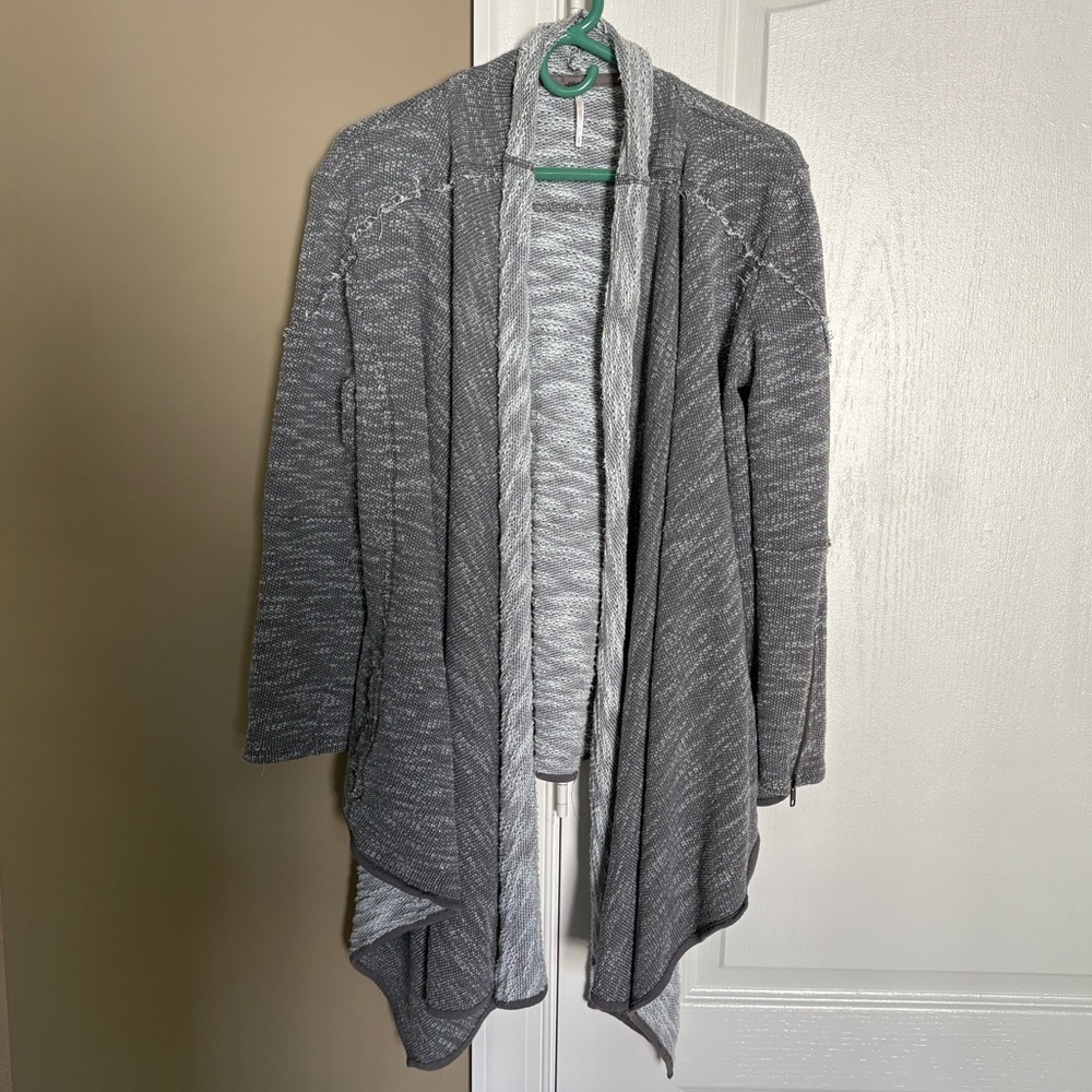 Free People Women’s High-Low Distressed Cardigan w/Pockets. Size Small.